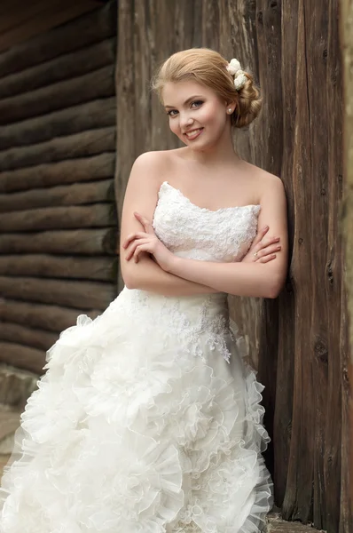 Bella giovane donna in abito da sposa bianco — Foto Stock