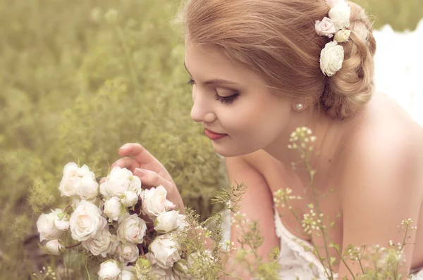Bruid met boeket van bloemen — Stockfoto