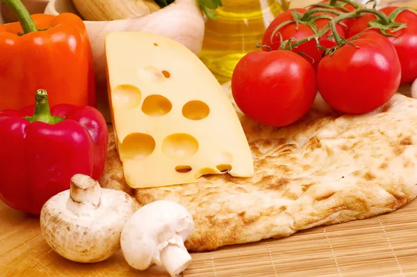 Zutaten für italienische Pasta mit Tomaten, Käse und Gewürzen — Stockfoto