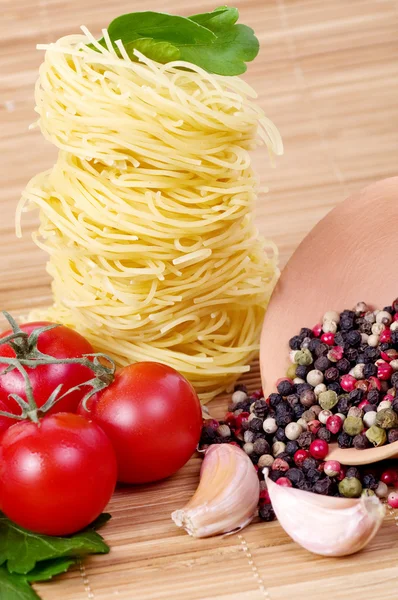 Italiaanse rauwe pasta met tomaten, kaas en kruiden — Stockfoto