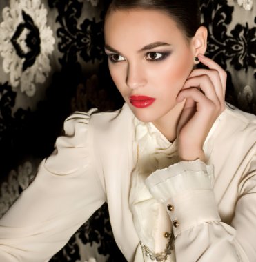 Güzel genç bir kadının portresi.