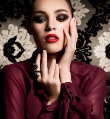 kadın moda takı değerli süslemeleri ile