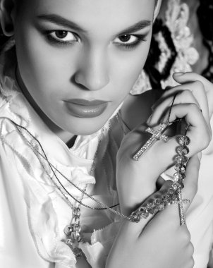 Makyajlı güzel bir genç kadının portresi.