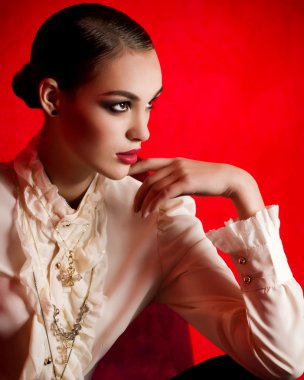 Makyajlı güzel bir genç kadının portresi.