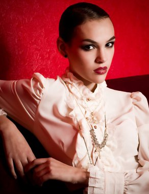 Makyajlı güzel bir genç kadının portresi.