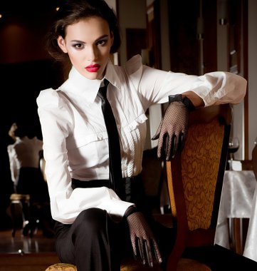 Makyajlı güzel bir genç kadının portresi.