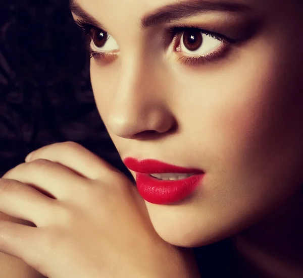 Retrato de una hermosa joven con maquillaje — Foto de Stock