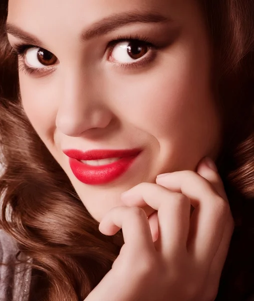 Porträt einer schönen jungen Frau mit Make-up — Stockfoto