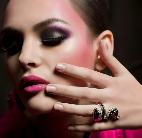 Portrait de belle jeune femme avec maquillage — Photo