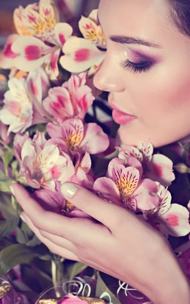 Πρόσωπο ομορφιάς της η νεαρή γυναίκα με λουλούδια — Φωτογραφία Αρχείου