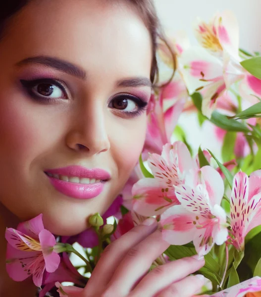 El rostro hermoso de la mujer joven con las flores —  Fotos de Stock