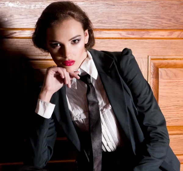 Retrato de una hermosa joven con maquillaje — Foto de Stock