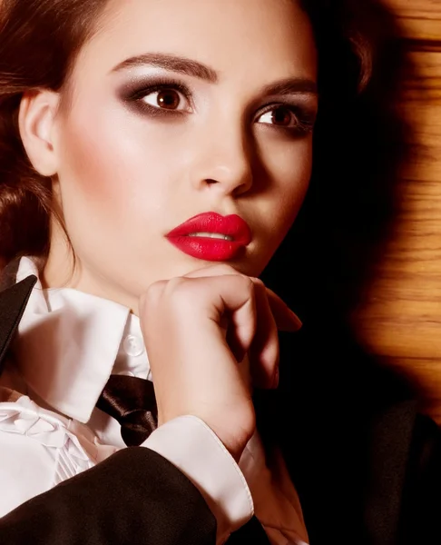 Retrato de una hermosa joven con maquillaje —  Fotos de Stock
