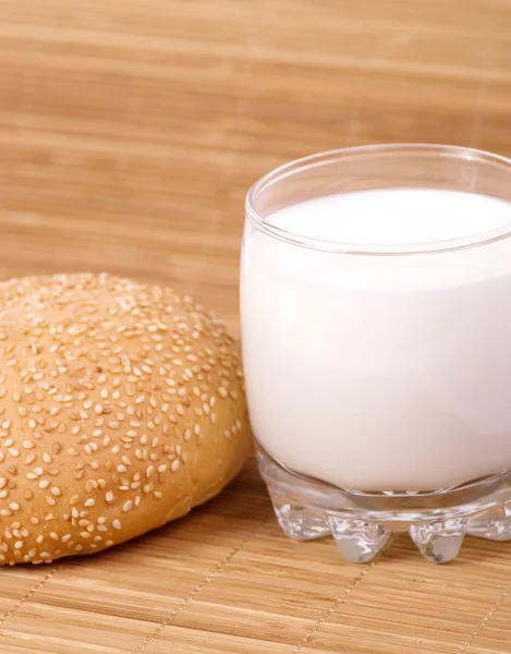 Brötchen und Milch — Stockfoto