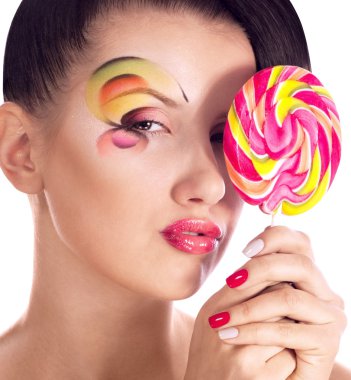 güzel genç kız ile pembe sarmal lolipop