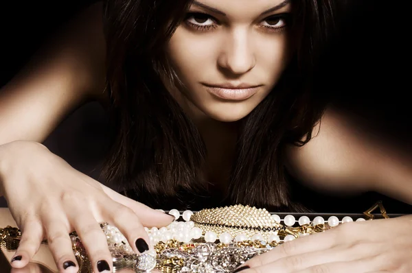 Femme de mode avec bijoux décorations précieuses . — Photo