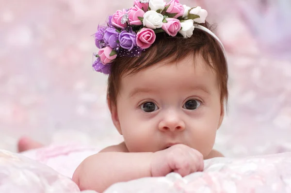 Petite fille mignonne dans un chapelet floral — Photo