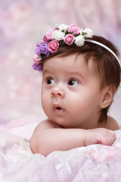 Menina bonito em um capacete floral — Fotografia de Stock