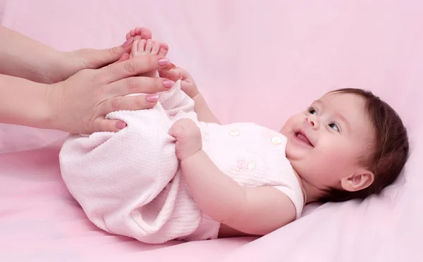 Madre jugando con el bebé — Foto de Stock