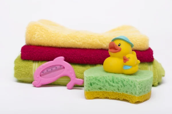 Asciugamano da bagno, sapone e anatra di gomma — Foto Stock