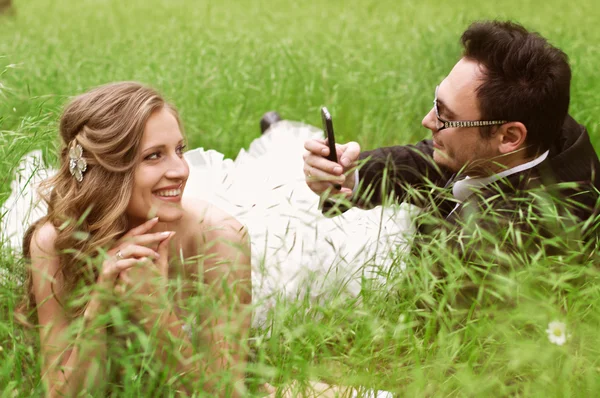 Pasgetrouwden in hoog gras — Stockfoto