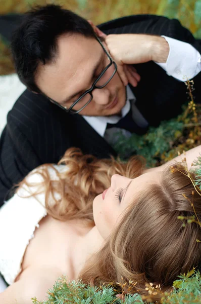 Jeunes mariés dans l'herbe haute — Photo