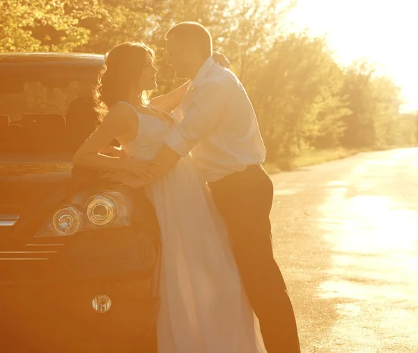 Recém-casados perto do carro — Fotografia de Stock