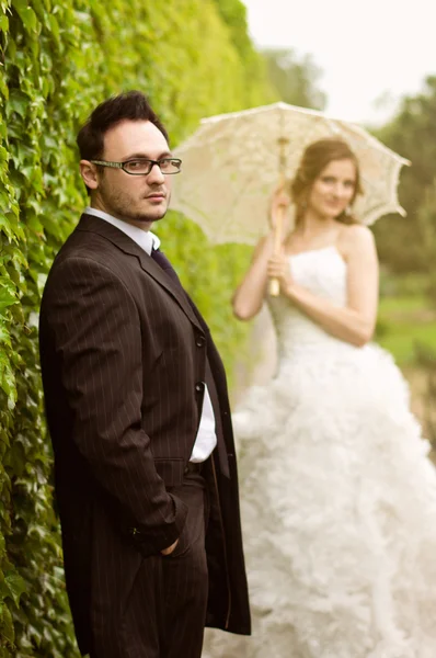 Bride and groom on their wedding day — Stock Photo, Image