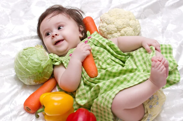 Linda niña con productos verdes — Foto de Stock