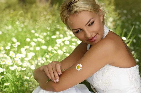 Brud med make-up i vit klänning — Stockfoto