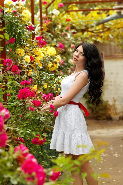 Bella donna in giardino primaverile — Foto Stock