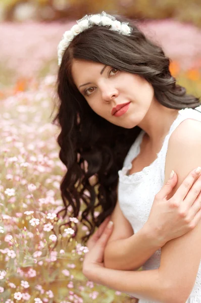 Bella donna in giardino primaverile — Foto Stock