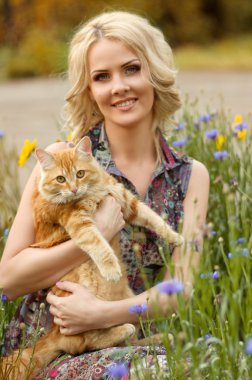 Kırmızı kedi kadınla