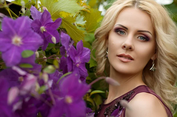 Hermosa mujer en jardín de primavera — Foto de Stock