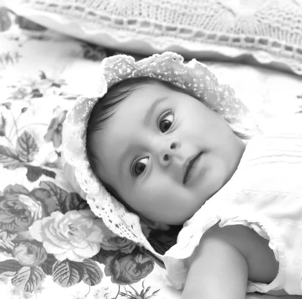 Menina bonito em vestido e chapéu — Fotografia de Stock