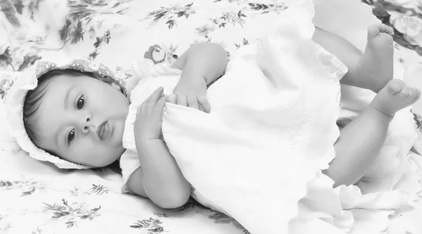 Menina bonito em vestido e chapéu — Fotografia de Stock