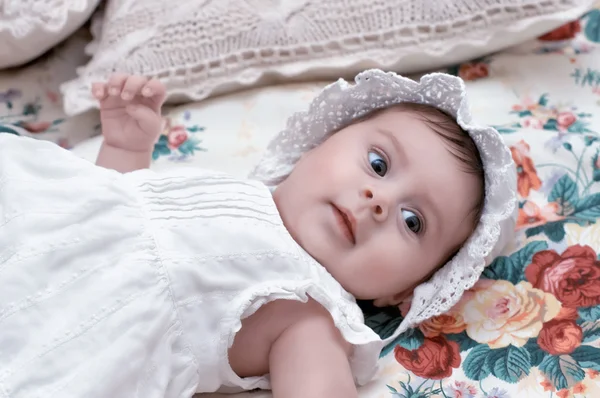 Söt liten tjej i klänning och hatt — Stockfoto