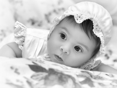 sevimli küçük kız elbise ve şapka