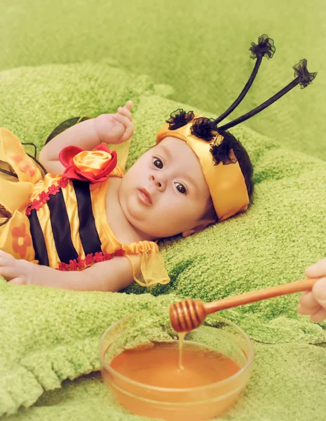 Маленькая девочка, одетая как пчела — стоковое фото