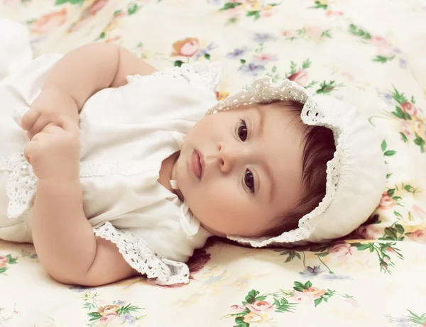 Sevimli küçük kız elbise ve şapka — Stok fotoğraf
