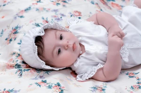 Linda niña en vestido y sombrero —  Fotos de Stock