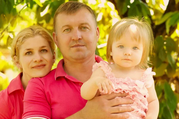 Famille heureuse en plein air — Photo