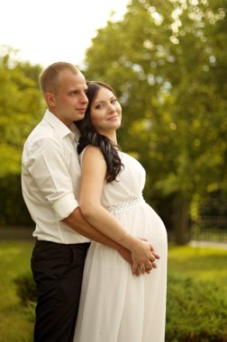 İki yeşil bir bahçe içinde