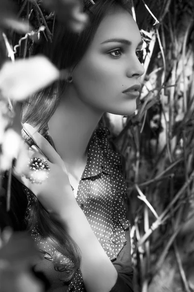 Chica en el jardín de otoño — Foto de Stock