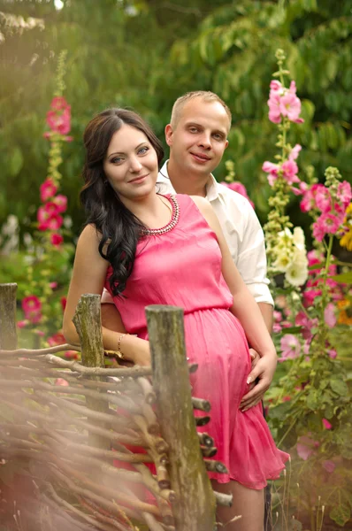 Couple dans jardin verdoyant — Photo