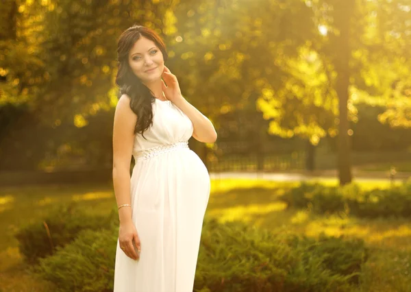 Pregnant woman in garden — Stock Photo, Image