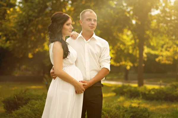 Pareja en jardín verde — Foto de Stock