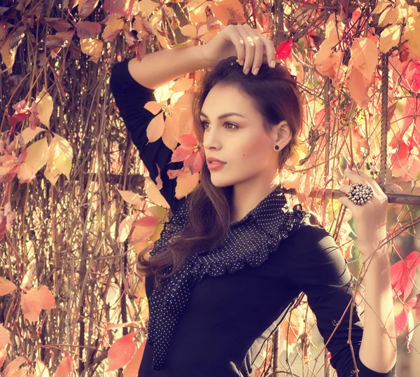 Chica en el jardín de otoño — Foto de Stock