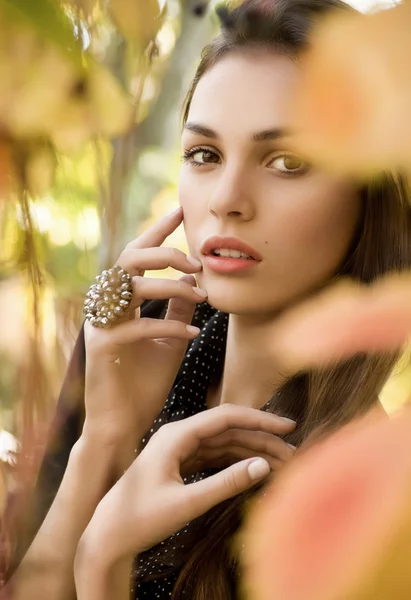 Chica en el jardín de otoño — Foto de Stock