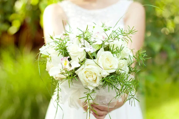 Sposa con bouquet — Foto Stock